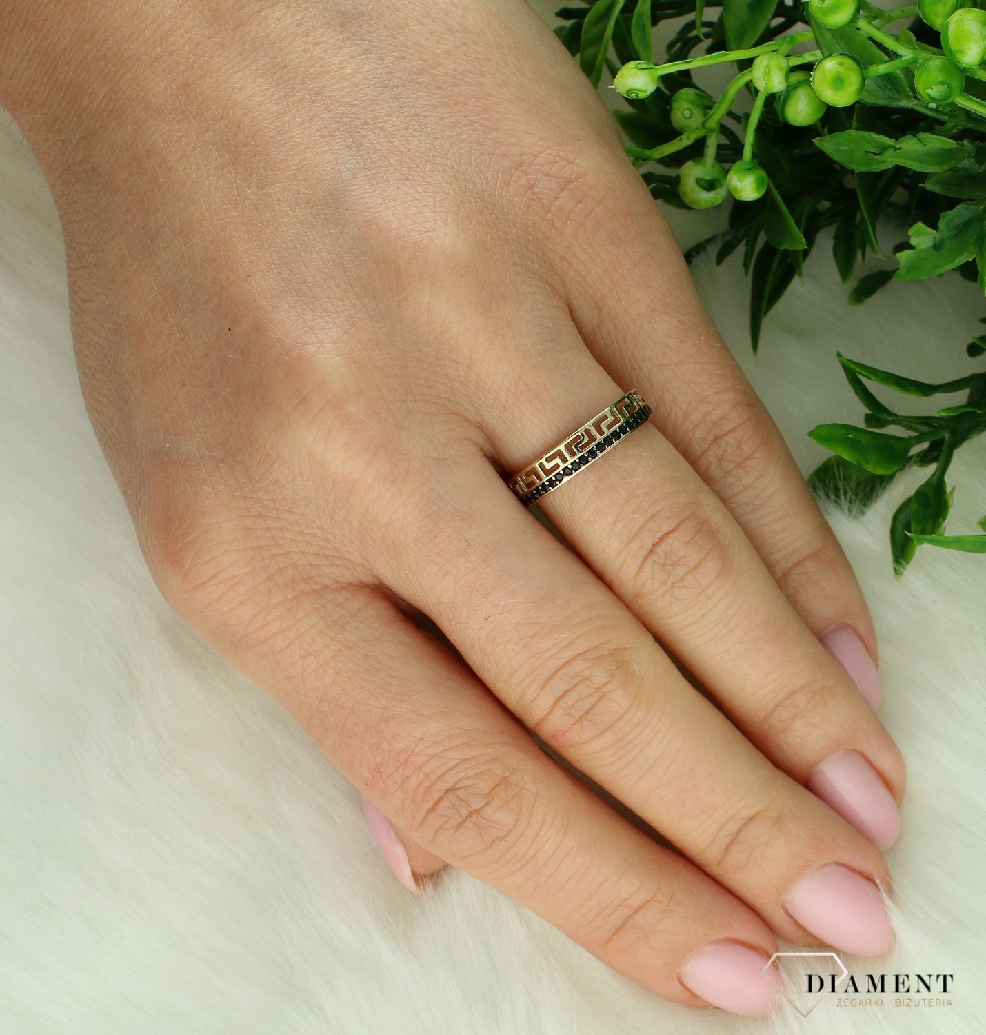 Złoty pierścionek damski 333 obrączka droga grecka z czarnymi cyrkoniami rozmiar 12 OPP000000-030 333.  Złoty pierścionek damski. Pierścionek złoty 333 z cyrkoniami. Złoty pierścionek o wzorze drogi greckiej na prezent. Pierścionek z.jpg